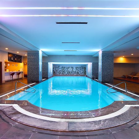 Cevahir Hotel Istanbul Asia Exterior foto The swimming pool at the hotel