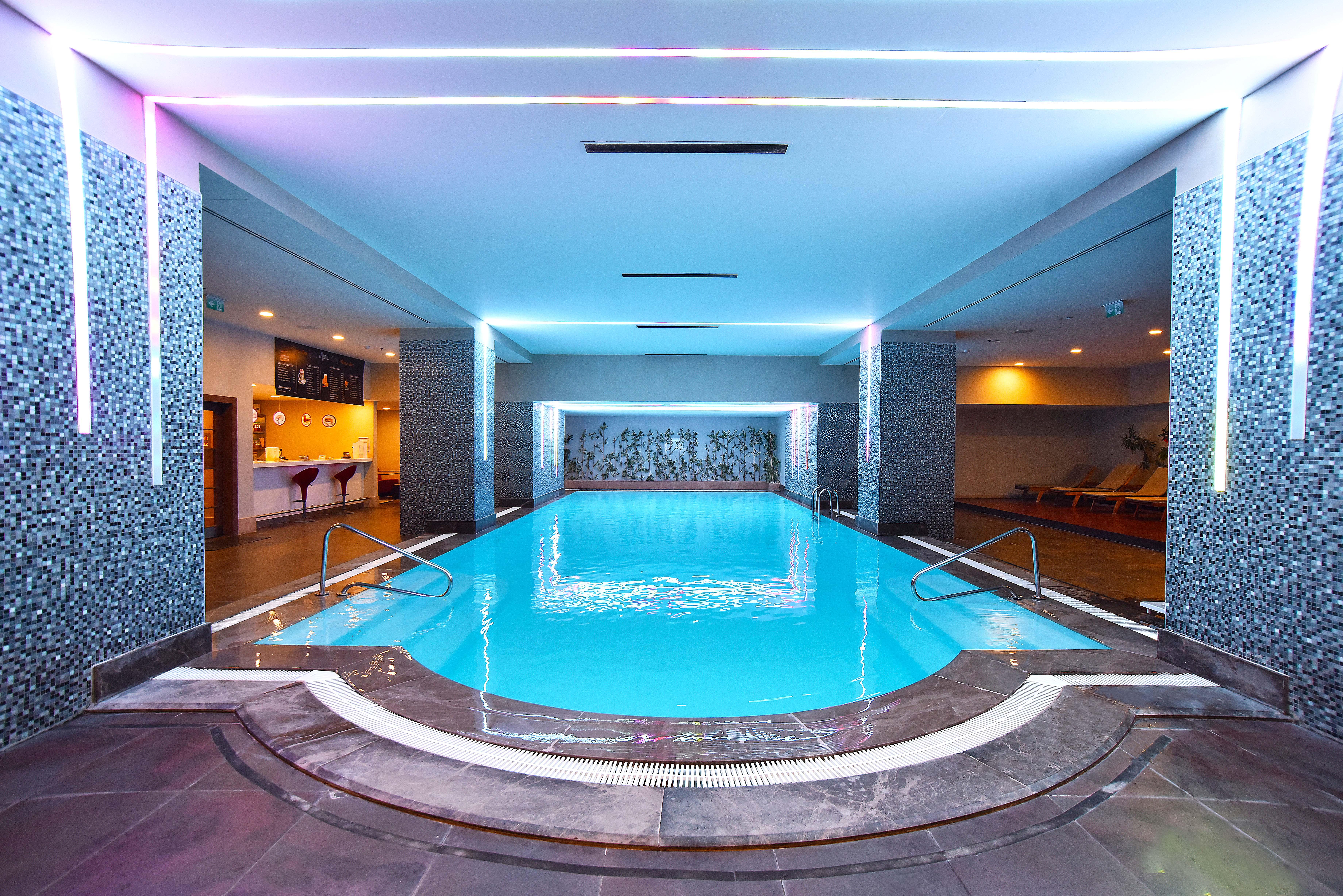 Cevahir Hotel Istanbul Asia Exterior foto The swimming pool at the hotel